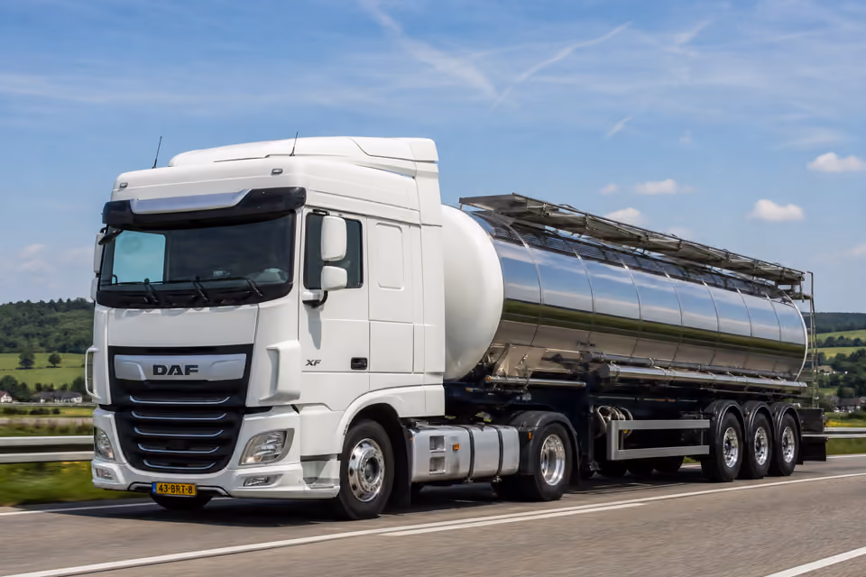 Автоцистерна KDM Cargo с маркировкой опасного груза ADR