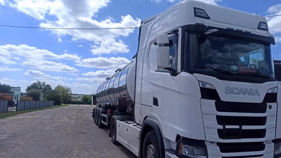 Состав Scania с нержавеющей автоцистерной KDM Cargo на площадке