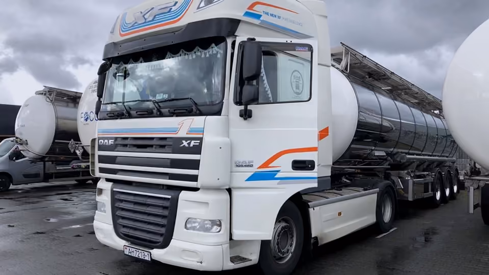 Тягач DAF XF с нержавеющей цистерной на стоянке среди других составов