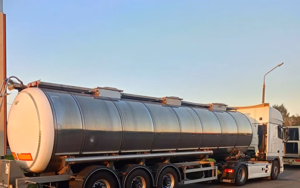 Нержавеющая автоцистерна KDM Cargo, вид сбоку и с кормы
